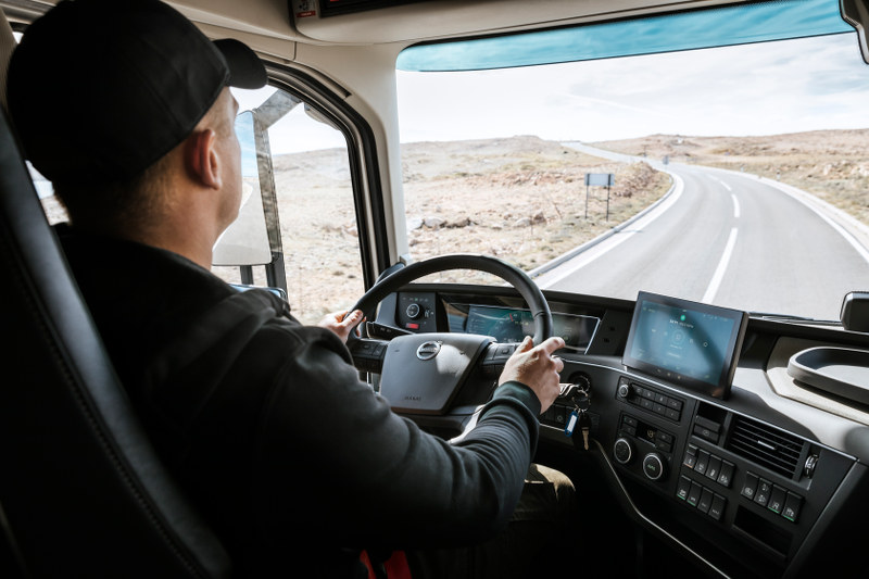 donna nel auto interno svolta in giro guardare a viaggiatori nel indietro  posto a sedere idea Taxi autista. concetto di esame veicolo. indietro  Visualizza di un attraente giovane donna guardare al di