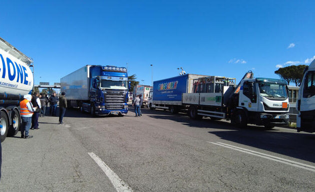 Caro gasolio, la Calabria protesta: 15 milioni dalla Regione, domani trattori e camion alla Cittadella
