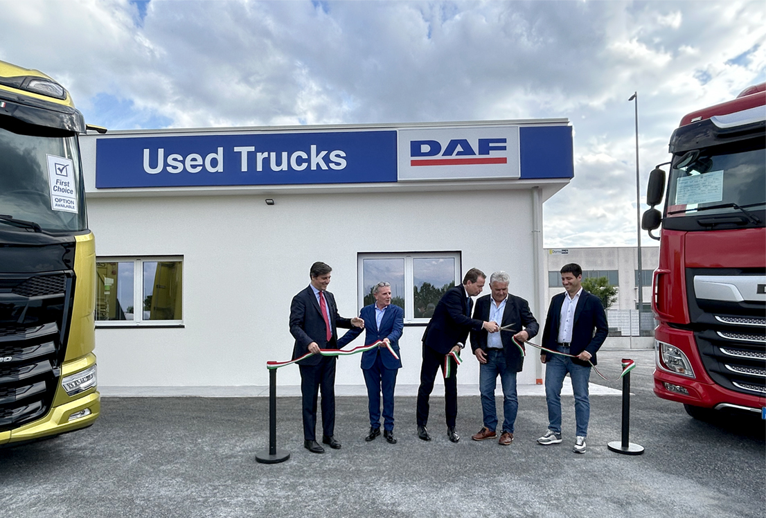 Слева направо: Паоло А. Стараче, генеральный директор DAF Veicoli Industriali, Мариано Абрамо, генеральный директор дилерского центра, Геррит-Ян Бас, управляющий директор PACCAR Financial Europe, Эльвезио и Стефано Сторти, владельцы дилерского центра Ovip и группы, основанной в провинция Кремона, в которую также входят транспортные компании и интермодальный центр