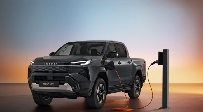 Toyota svela il nuovo Hilux, per la prima volta anche 100% elettrico