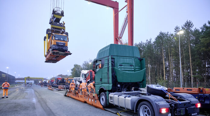 Dal binario all’asfalto: come treno ed e-truck azzerano la CO2