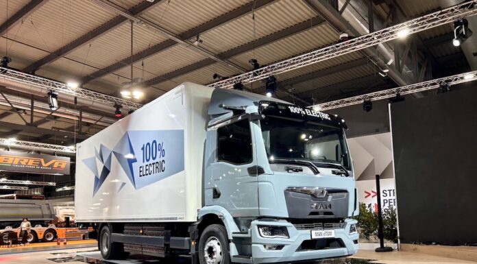 MAN cala al Transpotec il carico elettrico da 16 ton: l’eTGM debutta mentre il marchio vola in Italia