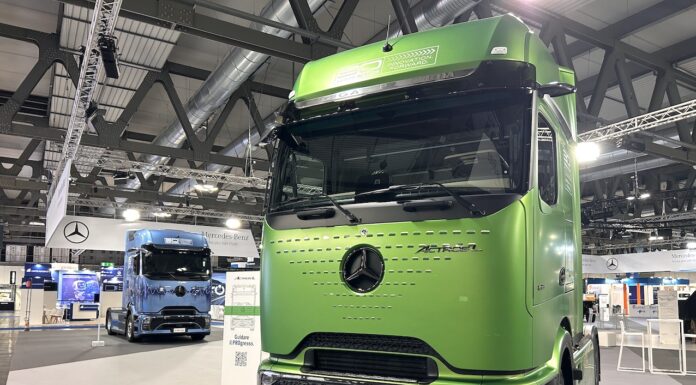 L’arte, i conti e la scossa: l’inedito trittico Mercedes-Benz Trucks al Transpotec