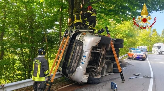 Camionista perde la vita schiantandosi contro un albero nel Pistoiese
