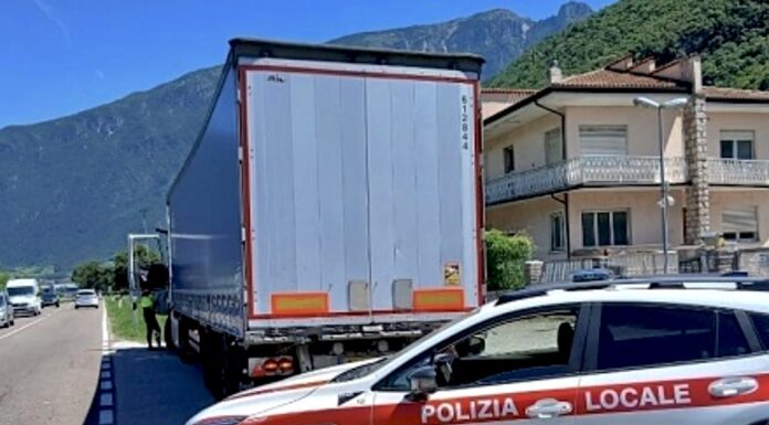Camion estero con merci pericolose senza pannelli ADR: patente ritirata, stop del veicolo e oltre 1.000 euro di sanzione
