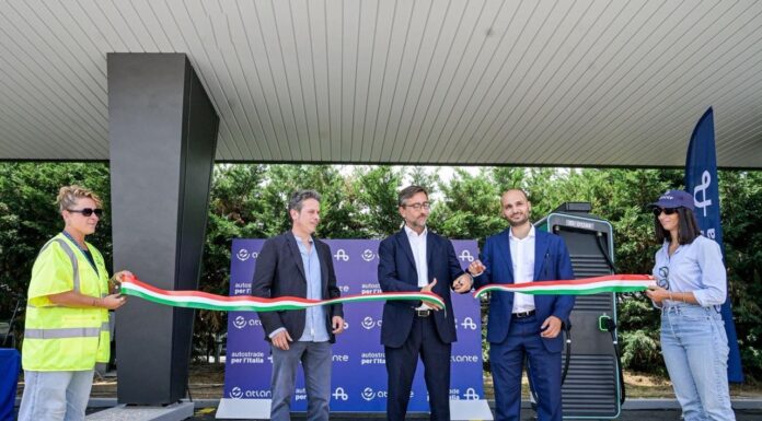 Mobilità elettrica, al via 82 punti di ricarica sulla rete di Autostrade per l’Italia. Ecco dove si trovano