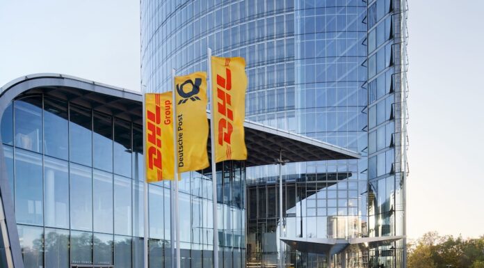 DHL guadagna dalla complessità: quando le filiere diventano più fragili, la logistica diventa più preziosa