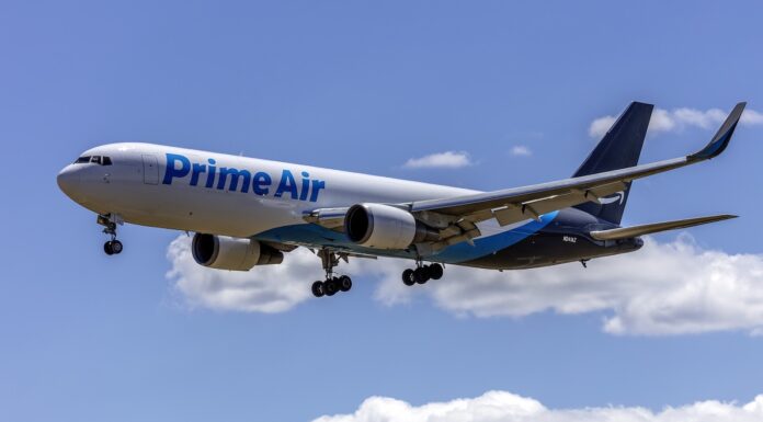 Aereo cargo Amazon fuori pista a Miami: cinque morti e cinque feriti