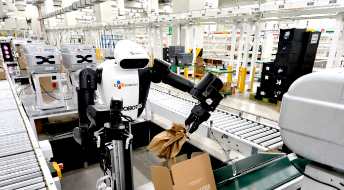 L’umanoide va al lavoro: primo turno in magazzino