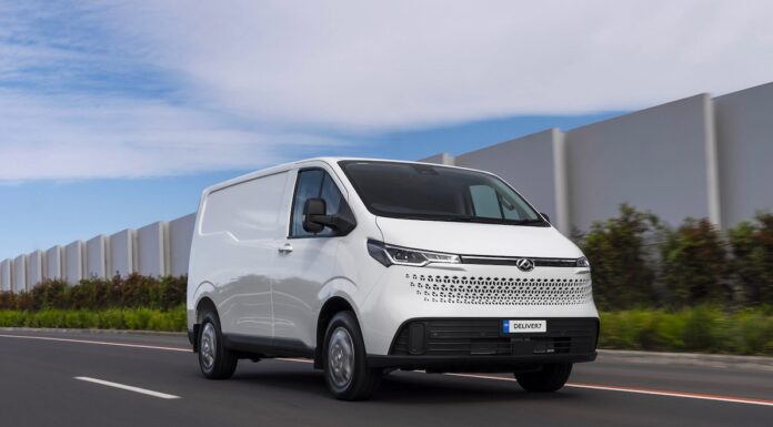 Maxus ad Hannover mette il furgone alla spina, non solo per ricaricarlo. E alza il velo su un camion per trasporto pesante