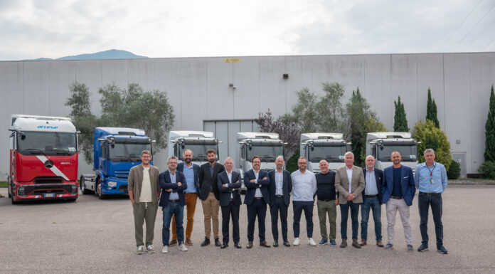 Sei camion elettrici per 13.000 viaggi all’anno: così cambia la logistica di Arcese e Cartiere del Garda