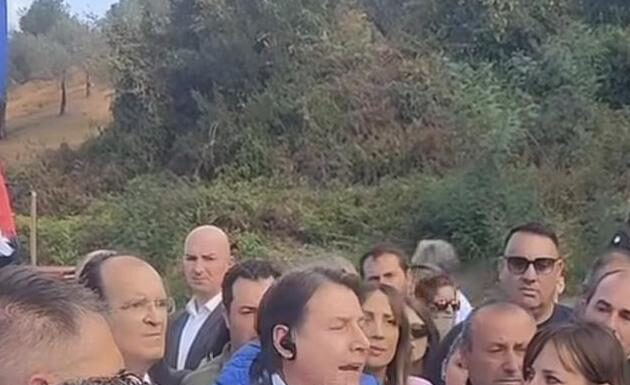Conte con i camionisti a Pizzo Calabro. Risponde a Meloni: «Basta criminalizzare chi non ce la fa più»