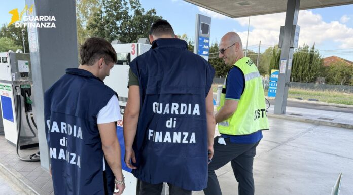 Gasolio alterato nei distributori: a Latina sequestrati oltre 16 mila litri e tre denunciati